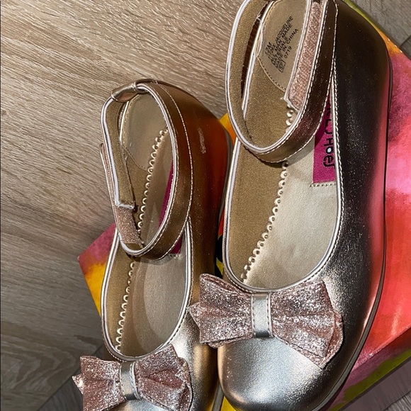 Gold shoe - Picture 3 of 3